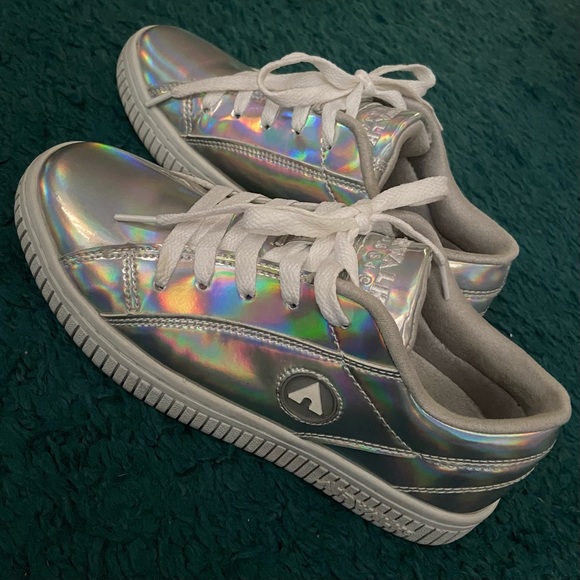 Women’s size 6 sneakers - Picture 3 of 6